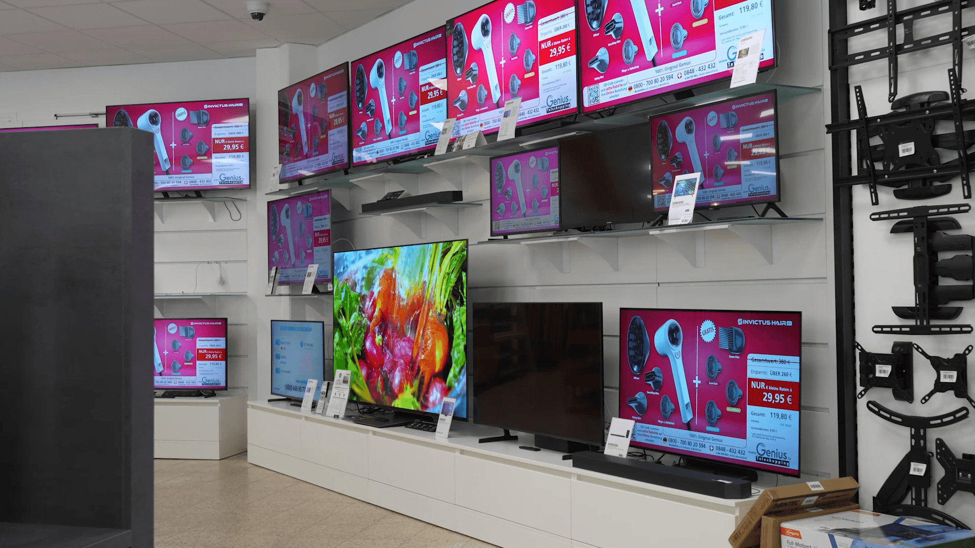 TV-Abteilung – Fernseher und Wandhalterungen